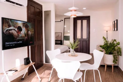 WE Stayin Tran Quang Khai - Near Pink Church – 사진 10